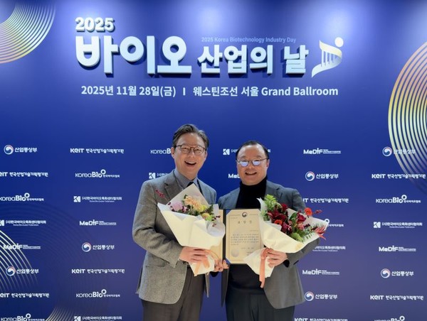 수상 후 기념 사진 촬영 중인 이니바이오 김석훈 대표(왼쪽)와 이기세 대표.