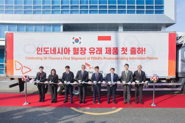 김승주 SK플라즈마 대표 (오른쪽 네 번째), 체첩 헤라완 인도네시아 대사(오른쪽 다섯 번쨰)를 비롯한 SK플라즈마 및 인도네시아 정부 관계자들이 혈장분획제제 초도 출하 기념식에서 기념촬영을 하고 있다.